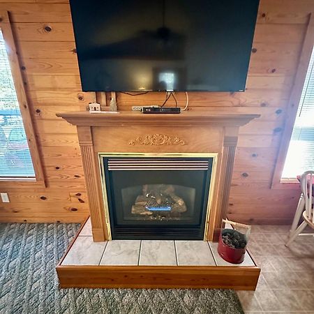 Cedar Creek Cabins #1 - Giant Spa Tub, Large Wooded Porch, Full Kitchen, 1 Bedroom Eureka Springs Buitenkant foto